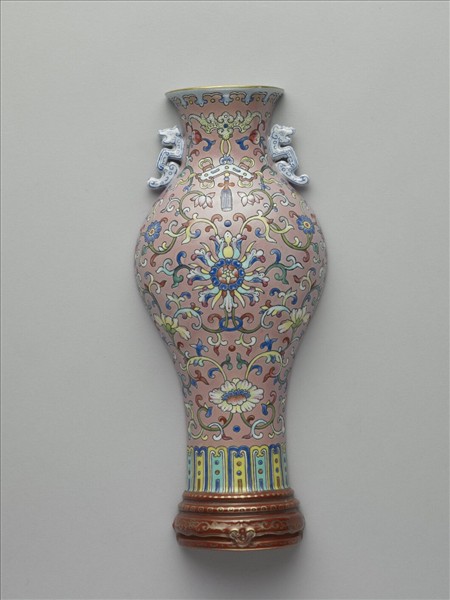 粉紅地洋彩花卉蝙蝠銜磬雙耳轎瓶