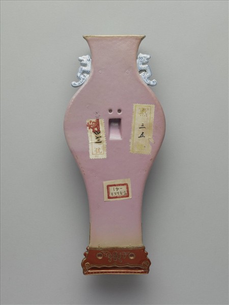 粉紅地洋彩花卉蝙蝠銜磬雙耳轎瓶