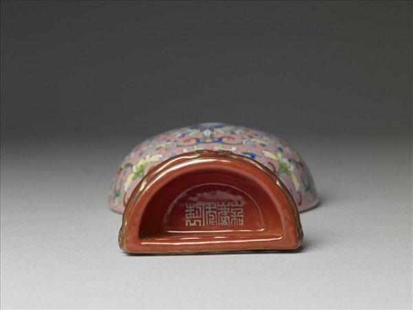 粉紅地洋彩花卉蝙蝠銜磬雙耳轎瓶