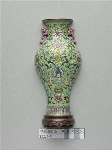 粉彩綠地番蓮壽字紋雙耳轎瓶