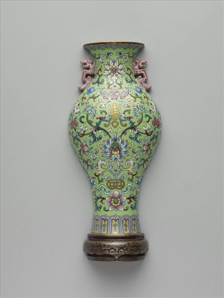 粉彩綠地番蓮壽字紋雙耳轎瓶