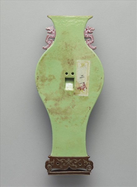 粉彩綠地番蓮壽字紋雙耳轎瓶
