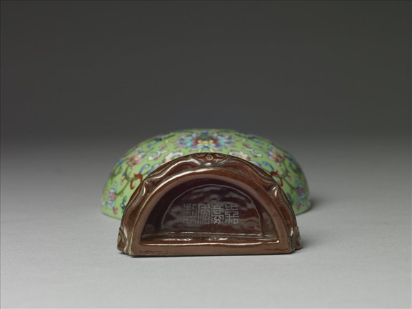 粉彩綠地番蓮壽字紋雙耳轎瓶