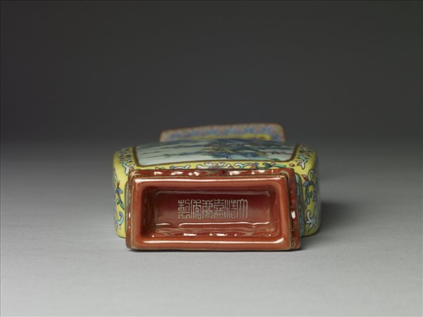 黃地粉彩山水花卉雙耳轎瓶