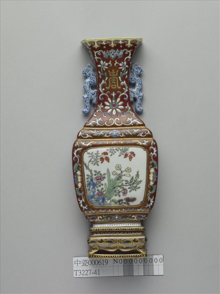 粉彩紅地山水番蓮壽字紋雙耳轎瓶