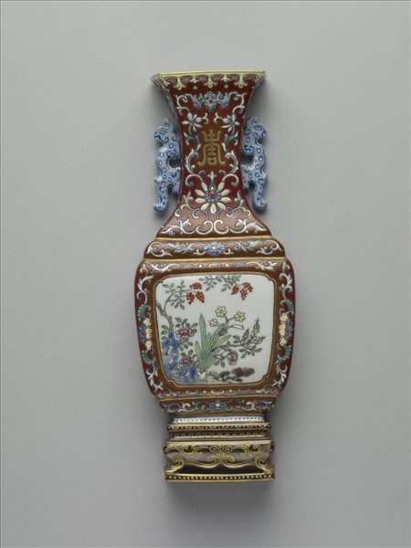 粉彩紅地山水番蓮壽字紋雙耳轎瓶