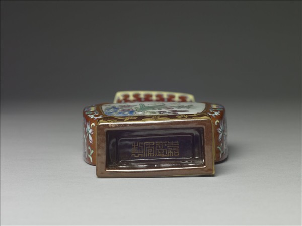 粉彩紅地山水番蓮壽字紋雙耳轎瓶