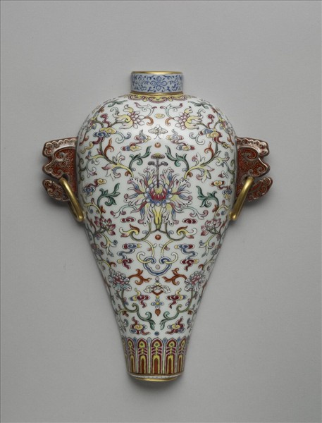 粉彩番蓮雙耳銜環轎瓶