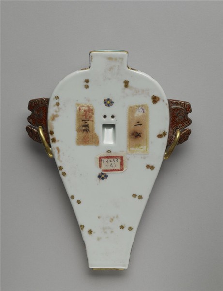 粉彩番蓮雙耳銜環轎瓶