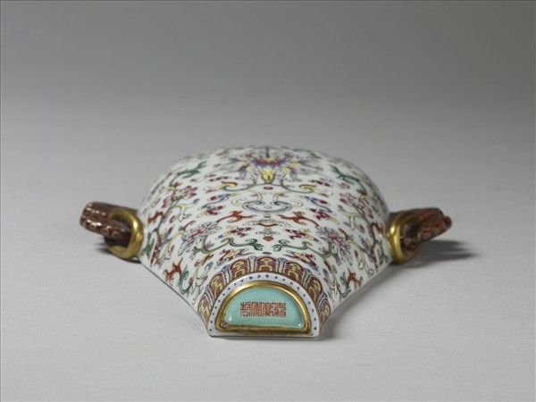 粉彩番蓮雙耳銜環轎瓶