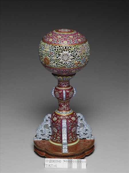 洋彩番蓮八寶紋冠架