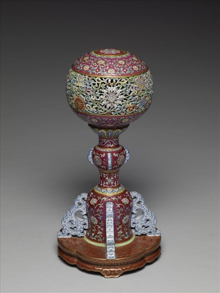 洋彩番蓮八寶紋冠架