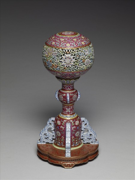 洋彩番蓮八寶紋冠架