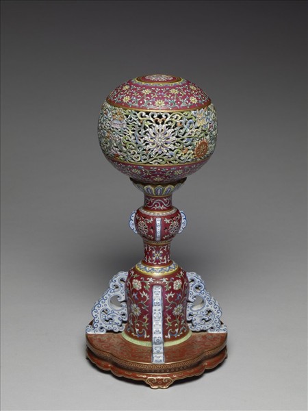 洋彩番蓮八寶紋冠架