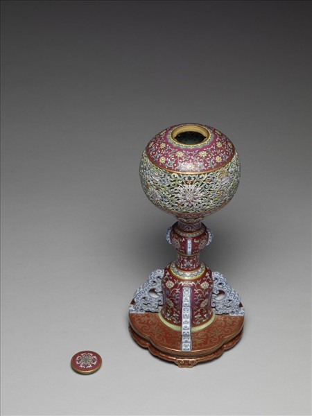 洋彩番蓮八寶紋冠架