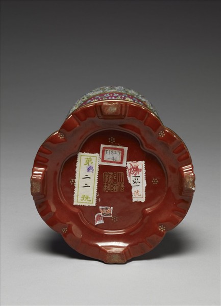 洋彩番蓮八寶紋冠架