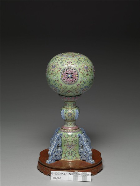 粉彩綠地番蓮紋冠架