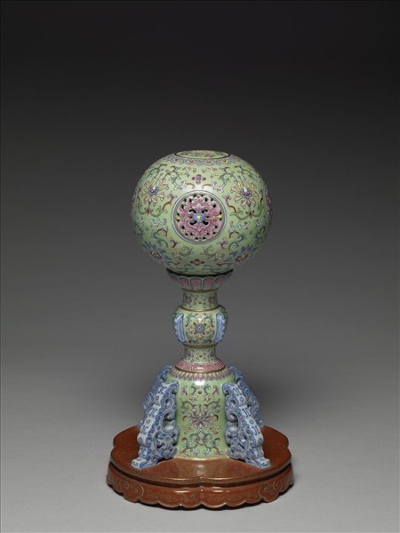 粉彩綠地番蓮紋冠架