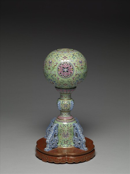 粉彩綠地番蓮紋冠架