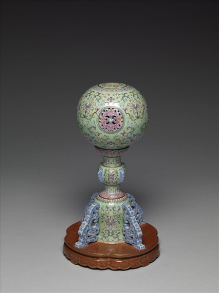 粉彩綠地番蓮紋冠架