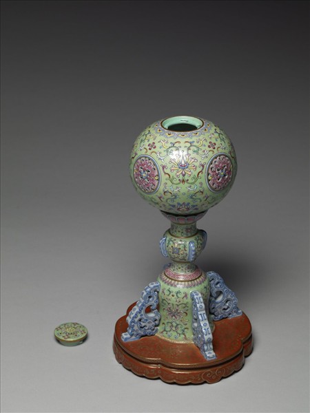 粉彩綠地番蓮紋冠架