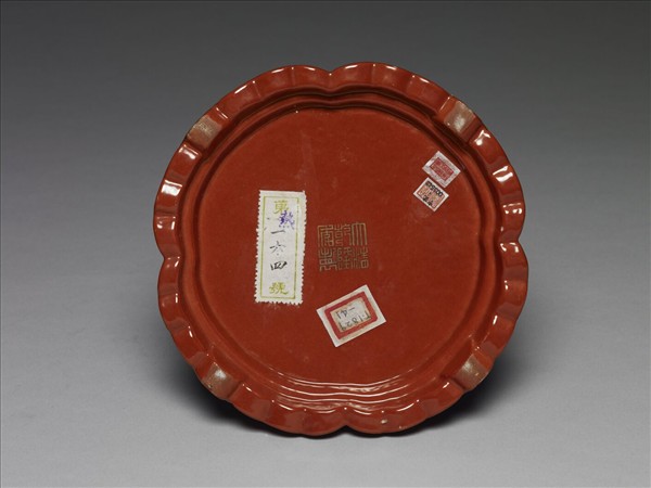 粉彩綠地番蓮紋冠架