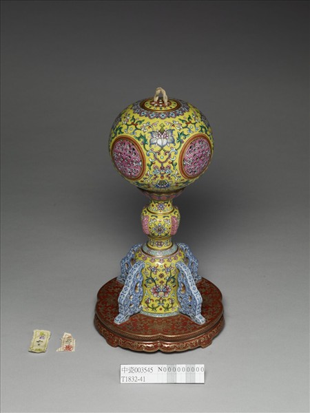 粉彩黃地福慶紋冠架