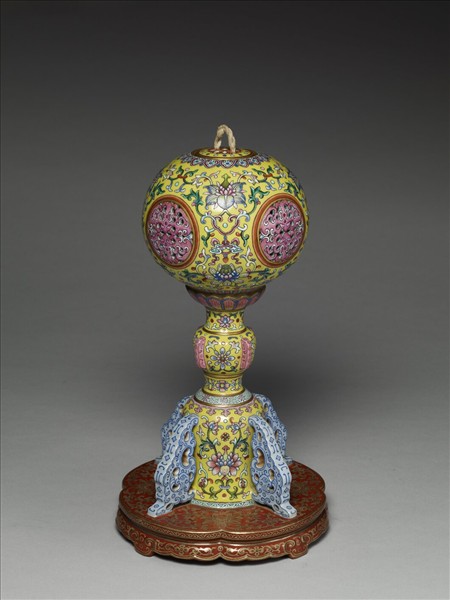 粉彩黃地福慶紋冠架