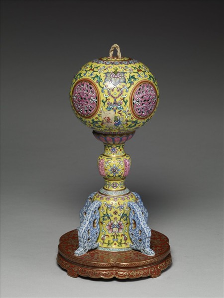 粉彩黃地福慶紋冠架