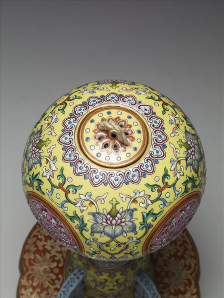 粉彩黃地福慶紋冠架