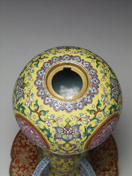 粉彩黃地福慶紋冠架