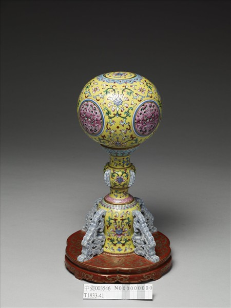 粉彩黃地鴻福紋冠架