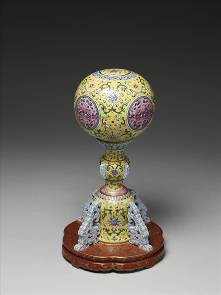 粉彩黃地鴻福紋冠架