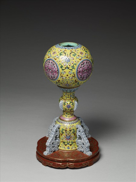 粉彩黃地鴻福紋冠架