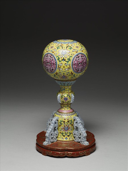 粉彩黃地鴻福紋冠架