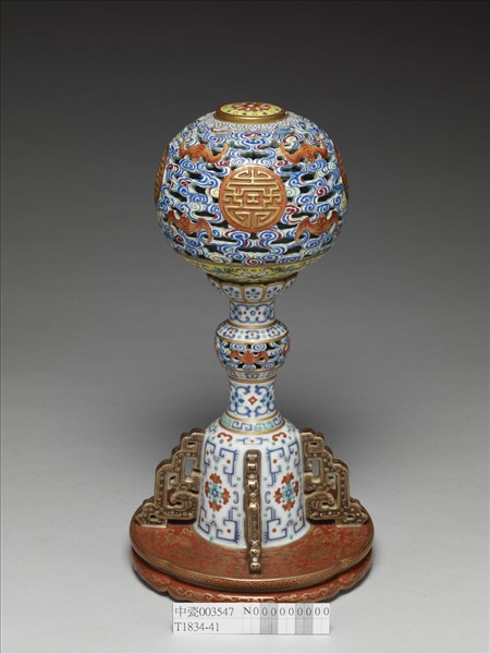 青花五彩雲蝠萬壽紋冠架