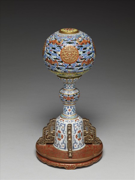 青花五彩雲蝠萬壽紋冠架