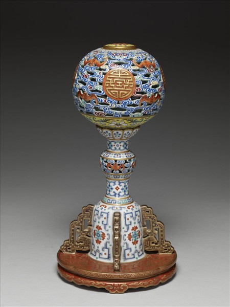 青花五彩雲蝠萬壽紋冠架