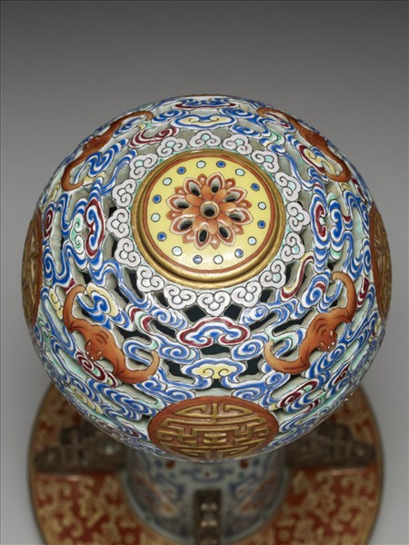 青花五彩雲蝠萬壽紋冠架