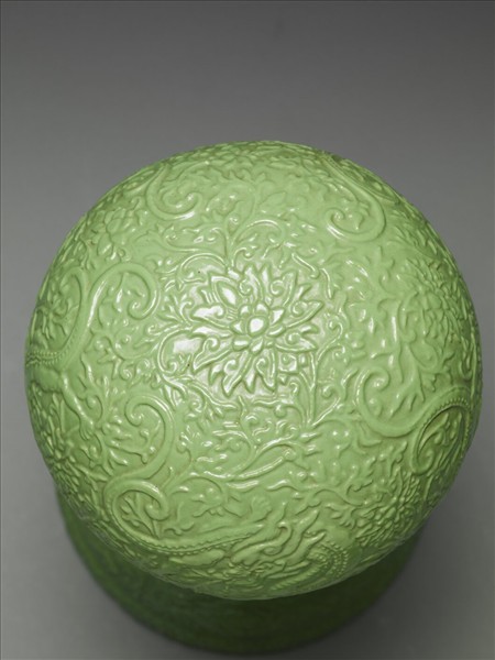 綠彩雲龍紋冠架