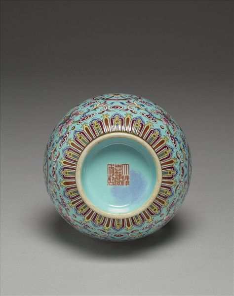 洋彩藍地番蓮紋長頸瓶