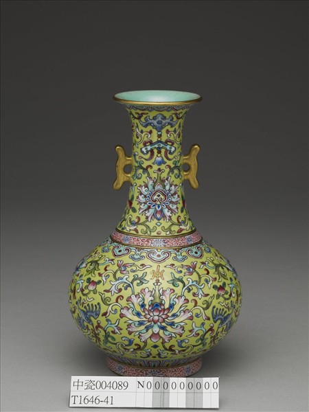 粉彩綠地番蓮紋雙戟耳瓶