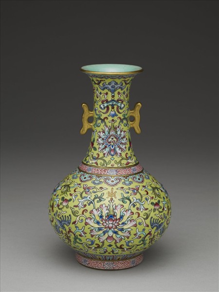 粉彩綠地番蓮紋雙戟耳瓶