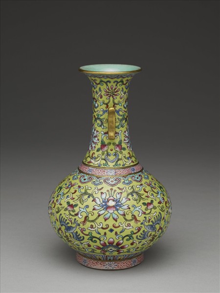 粉彩綠地番蓮紋雙戟耳瓶