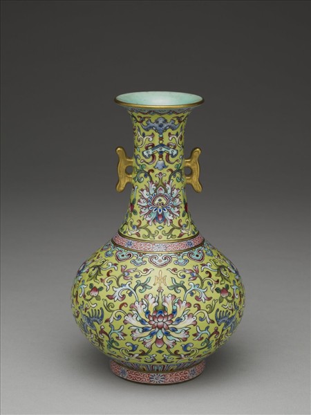 粉彩綠地番蓮紋雙戟耳瓶