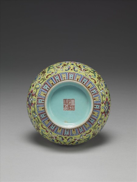 粉彩綠地番蓮紋雙戟耳瓶