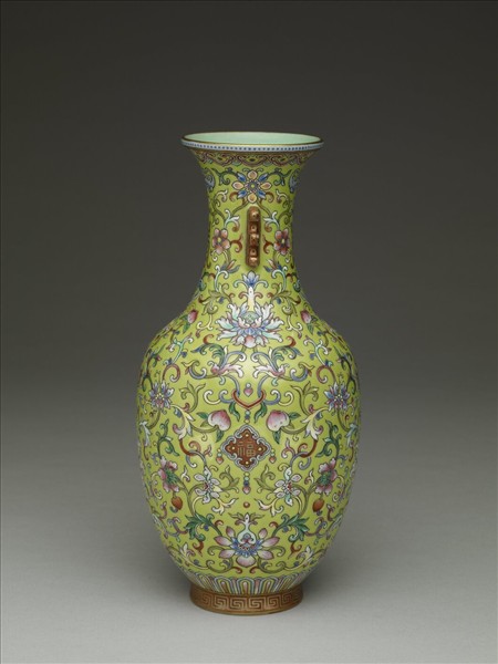 粉彩綠地番蓮紋雙耳瓶