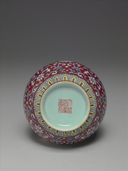 粉彩紅地錦上添花瓶