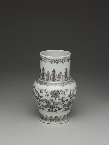 釉裏紅番蓮紋瓶