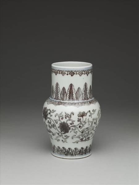 釉裏紅番蓮紋瓶